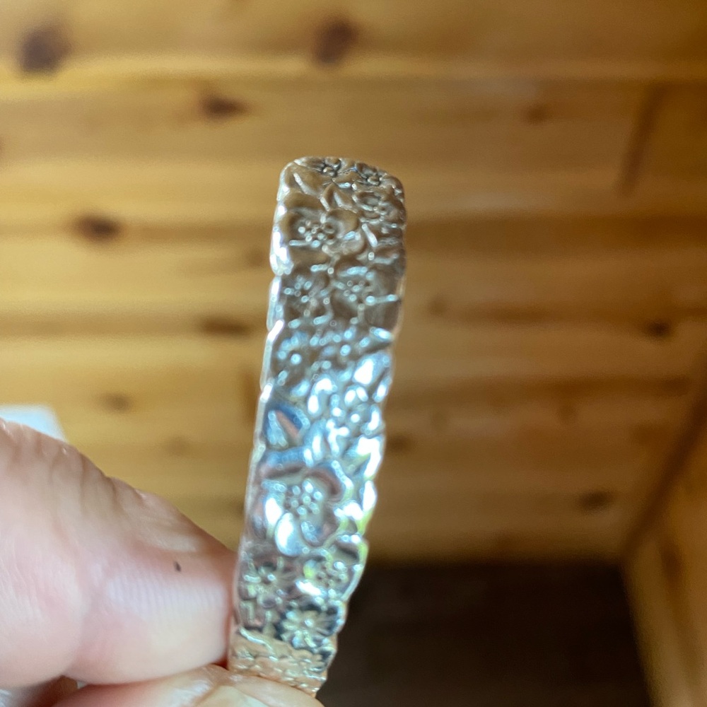 Beautiful Silver cuff bracelet made from Love precious flower. - Picture 2 of 6